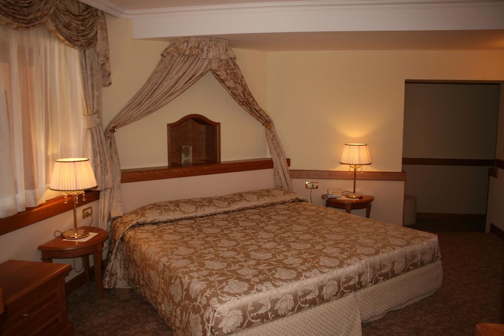 Hotel Lorenzetti Madonna di Campiglio Room photo